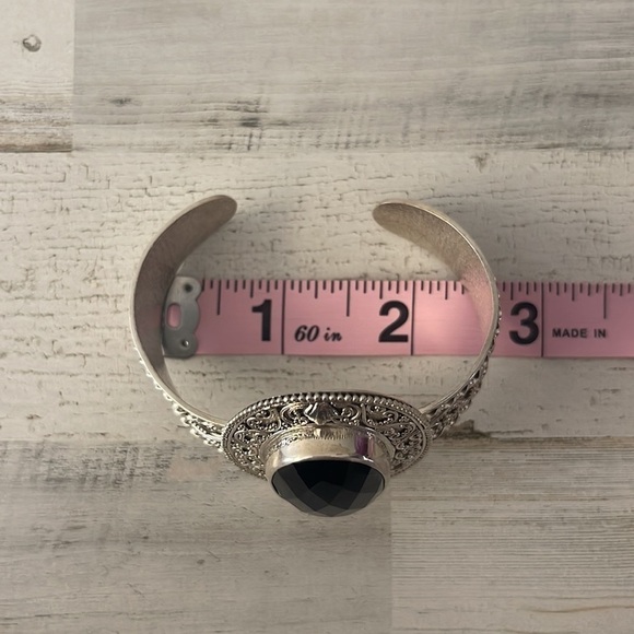 Beautiful Silver Onyx Cuff Bracelet. - Picture 7 of 7